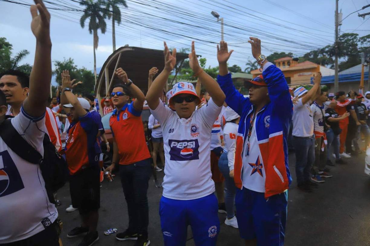 Con cánticos alentaron los aficionados del Olimpia a su equipo.
