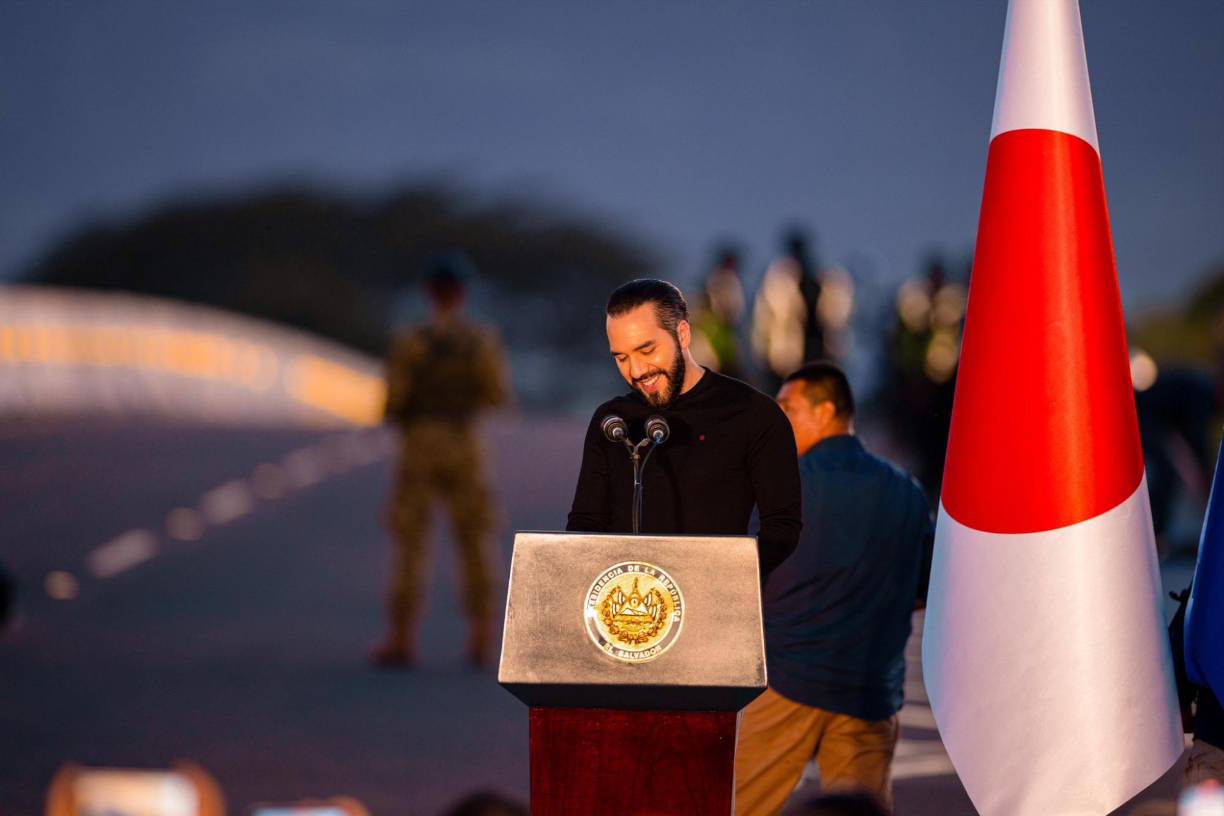 “Es la obra vial más grande en la historia de este país”, declaró Bukele en su discurso inaugural, recordando que durante su campaña prometió impulsar el desarrollo del oriente de El Salvador.