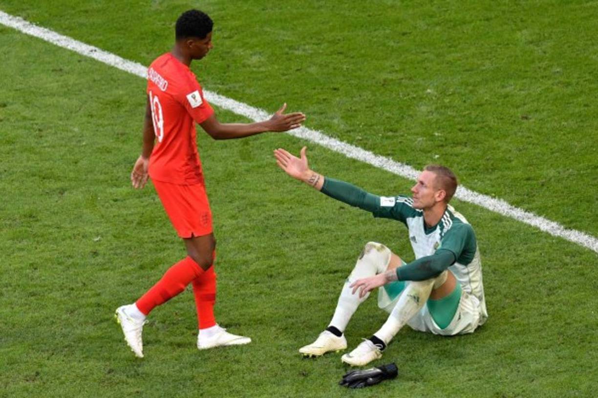 Marcus Rashford demostró ser un crack dentro y fuera de la cancha al darle apoyo moral al portero sueco.
