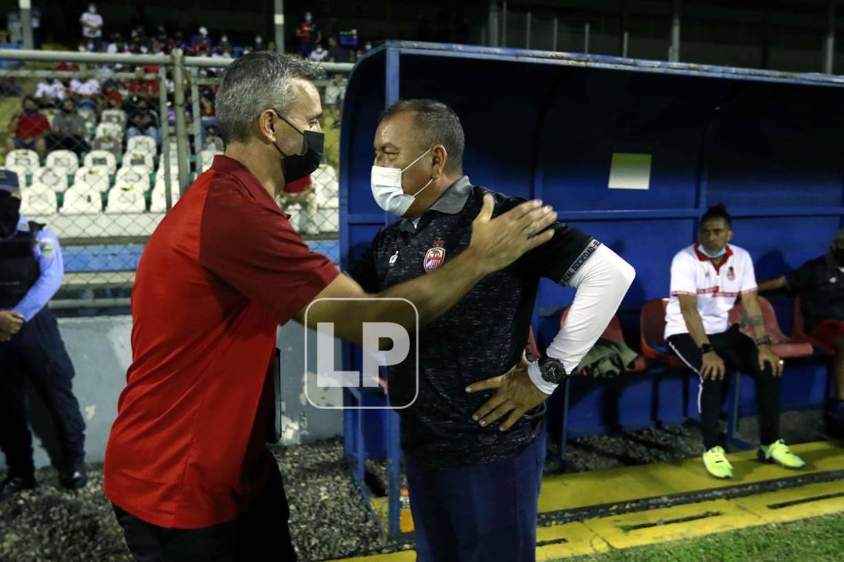 El nuevo entrenador del Olimpia, Pablo Lavallén, saludando a Carlos Tábora antes del inicio del partido.
