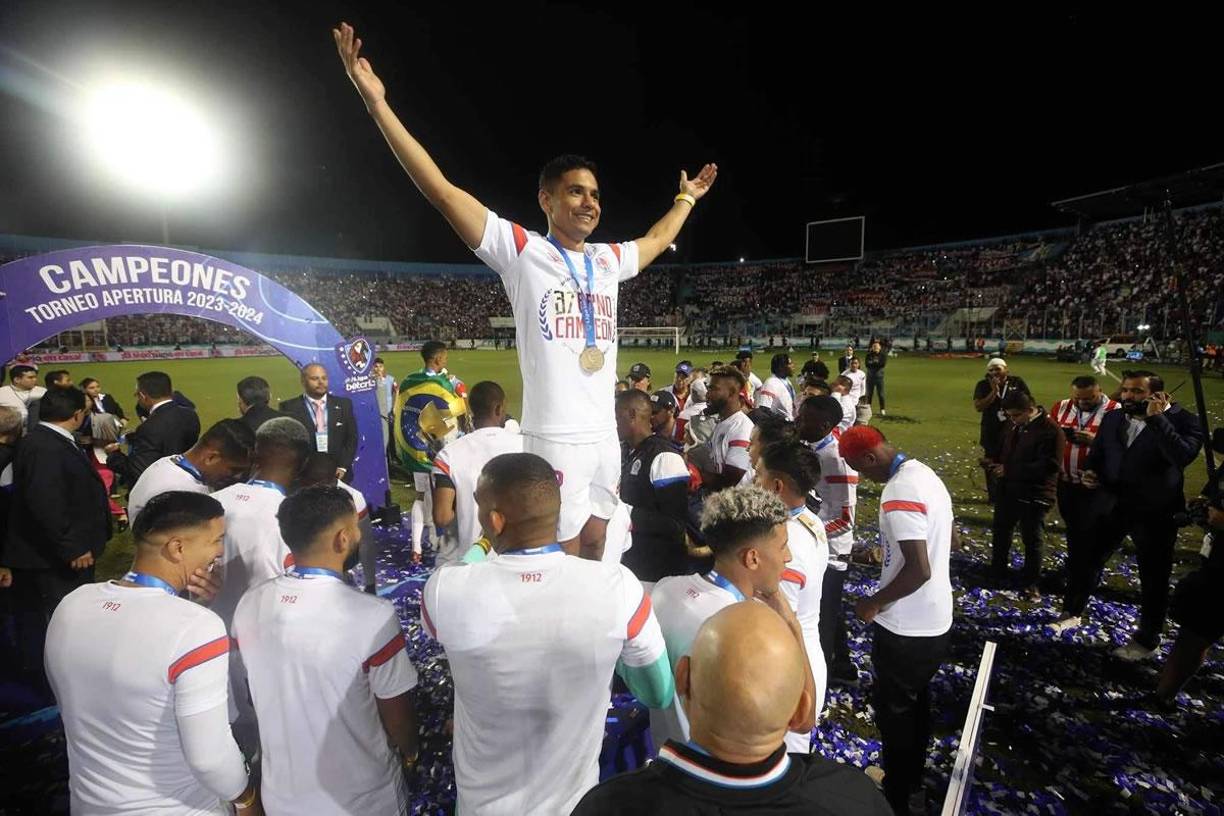Carlos Pineda, quien mandó el centro para el gol del título de Yustin Arboleda, celebrando la obtención de la Copa 37.