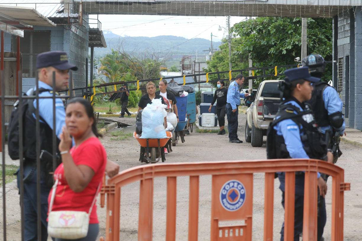 Tras lo ocurrido, la presidenta Xiomara Castro reemplazó a los policías del penal, quienes supuestamente dejaron ingresar las armas, por efectivos de la unidad élite Policía Militar de Orden Público (PMOP), desplegada unos días después en las 25 cárceles del país, donde hay unos 21.000 reos.