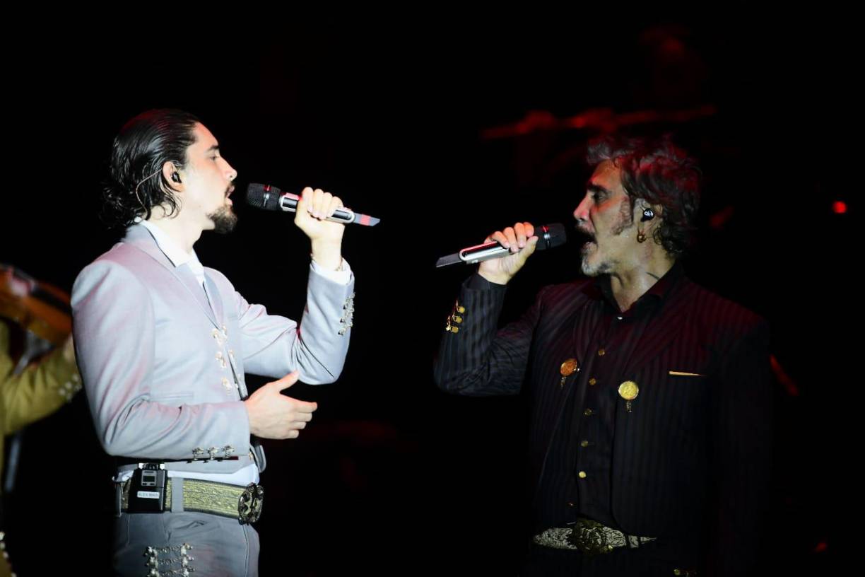 Juntos interpretaron “Mujeres divinas” uno de los éxitos musicales de Vicente Fernández