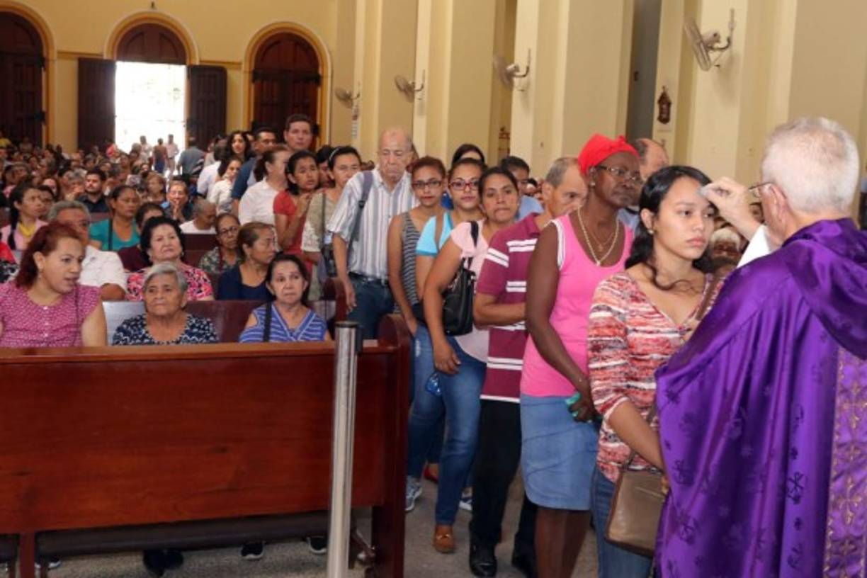 El padre Raúl Najarro presidió la misa del Miércoles de Ceniza en la Catedral San Pedro Apóstol.