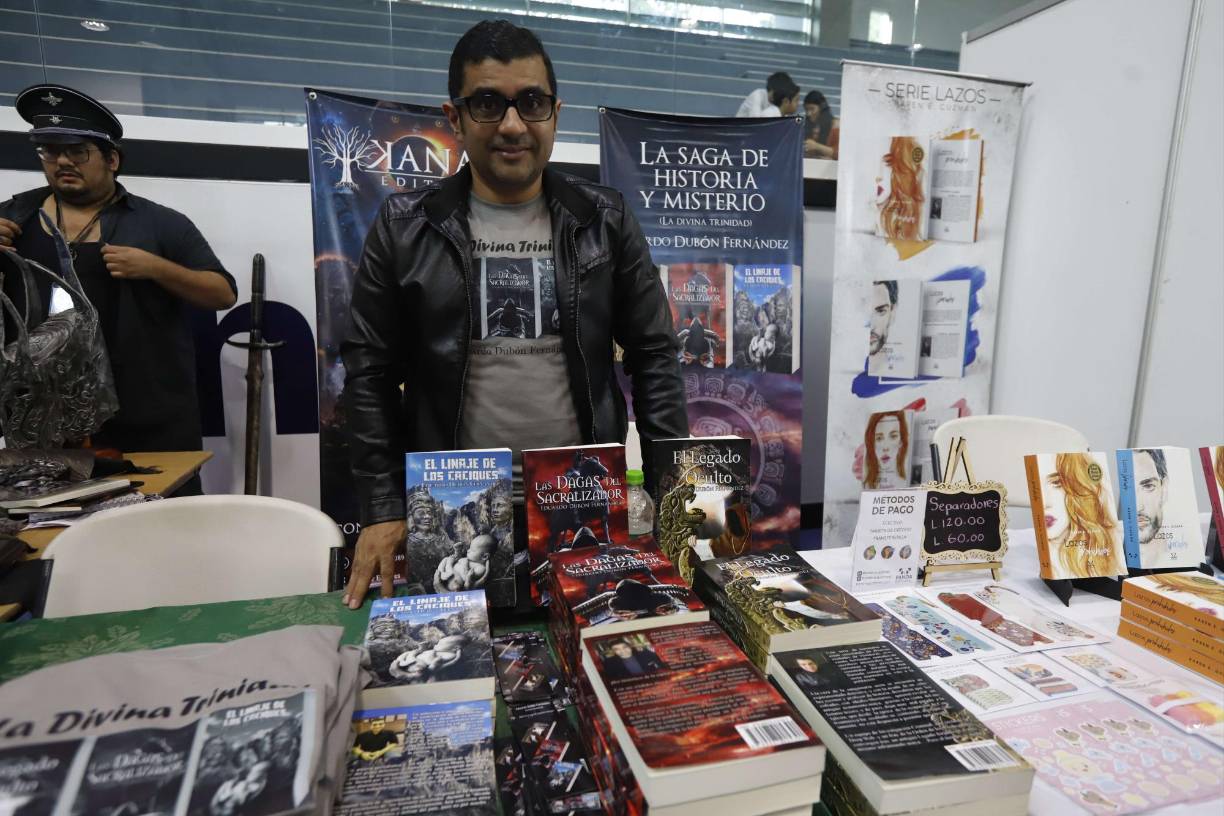 El escritor Eduardo Dubón expone sus mágicas obras que lo sumergirán en la historia y el misterio. 