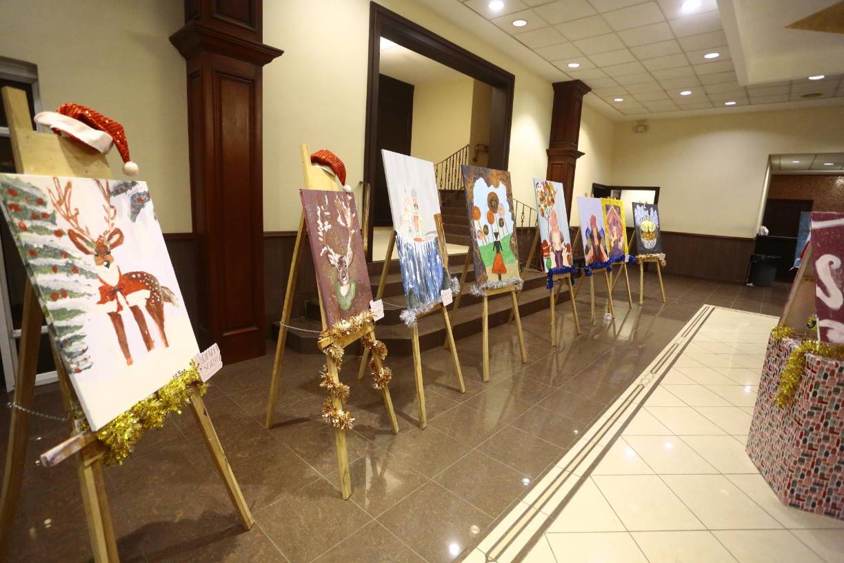 Las pinturas se expusieron en la entrada del teatro. Fueron alusivas a la Navidad. Además, hubo un Santa Claus que recibió a los niños que llegaron. 