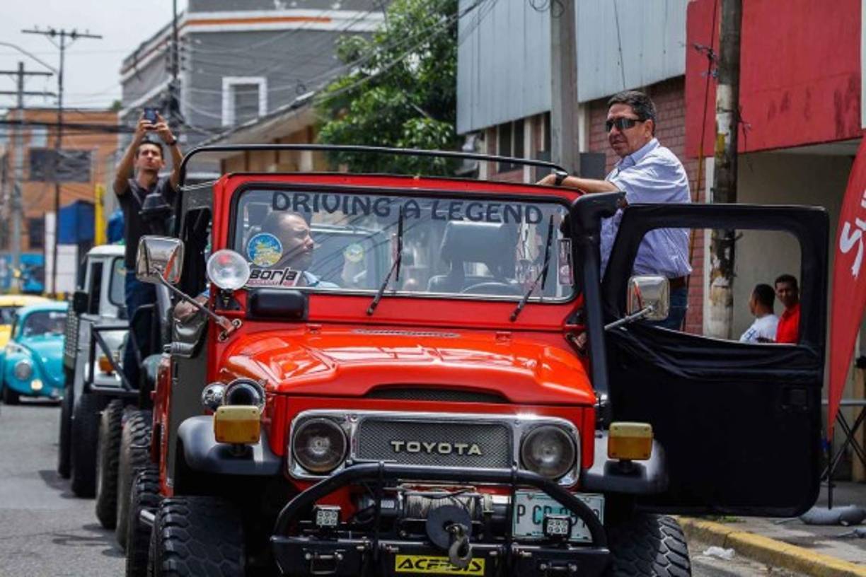 Un carro es objeto de atención en el desfile.