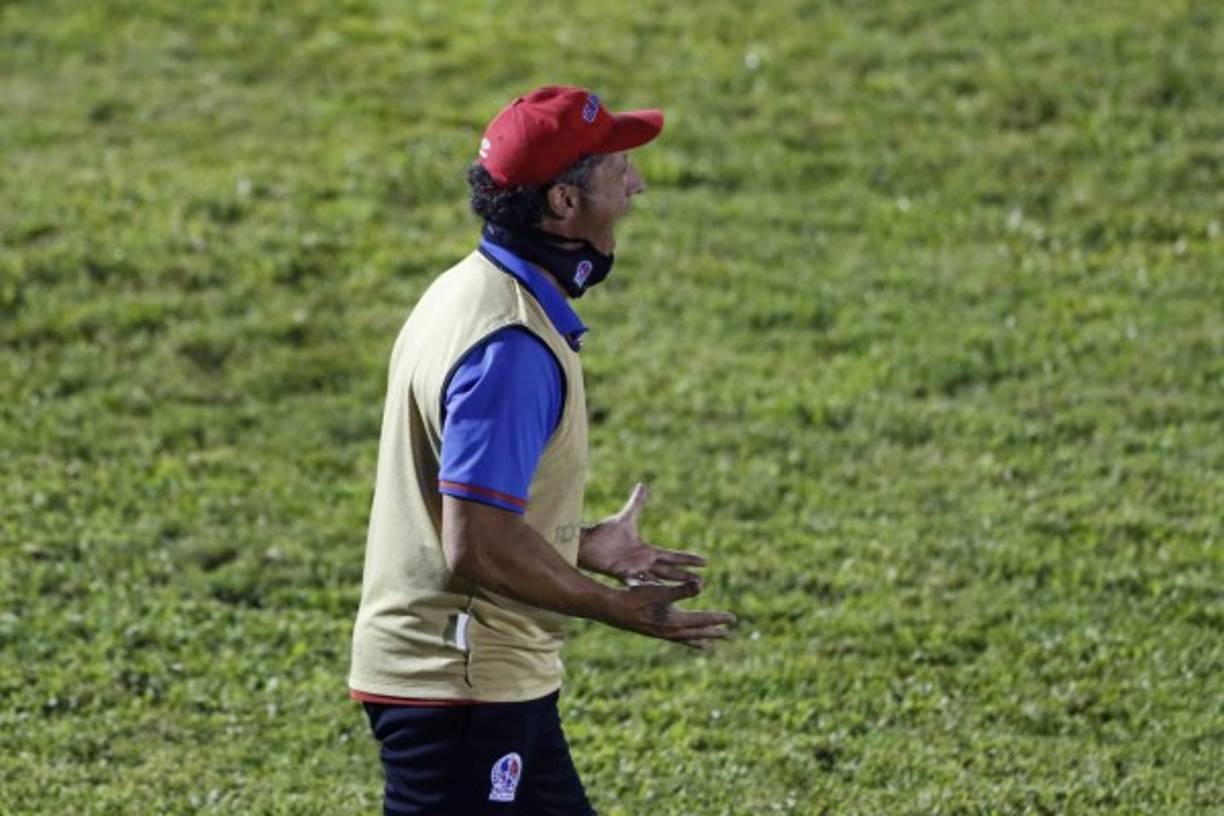 Pedro Troglio fue captado en el momento que le hacía los reclamos a sus dirigidos.