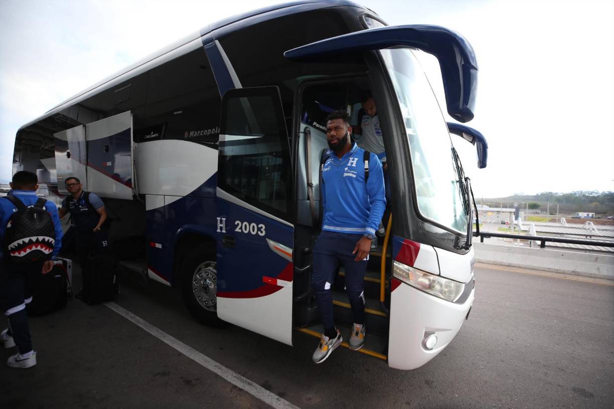 Uno a uno fueron bajando del autobús de la Bicolor, listos para enfrentar la próxima fecha FIFA, un amistoso y un duelo de Liga de Naciones de la Concacaf.