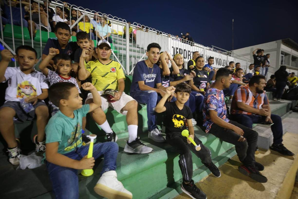 Los niños fueron llevados al estadio Carlos Miranda de Comayagua para que pudieran disfrutar del partido Génesis vs Platense. 