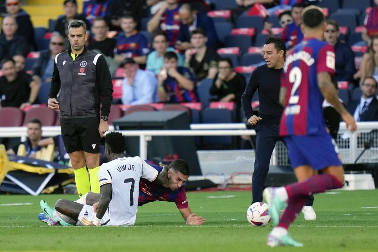En la caída, Vinicius impactó su brazo derecho en el rostro de Ferran Torres.
