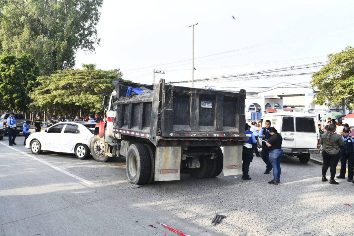 En la muerte de la mujer de 38 años y su hijo estuvieron involucrados tres carros; una volqueta, un turismo y un pickup.