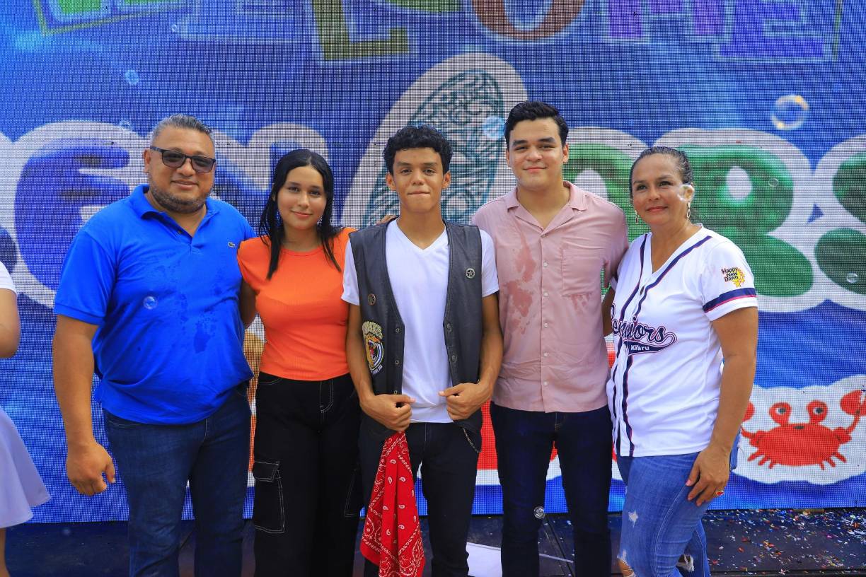 Héctor, Mía, Diego y Héctor David Cruz junto a Kora Sinclair 