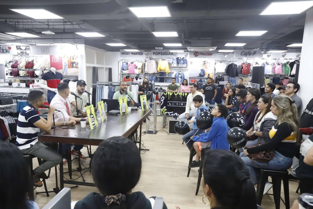 La tienda ofrece marcas como: Pacer, Levi”s, Lovable, Wrangler, Andros y Lee Cooper, Most Wanted, CR7, Long Beach, entre otras. 