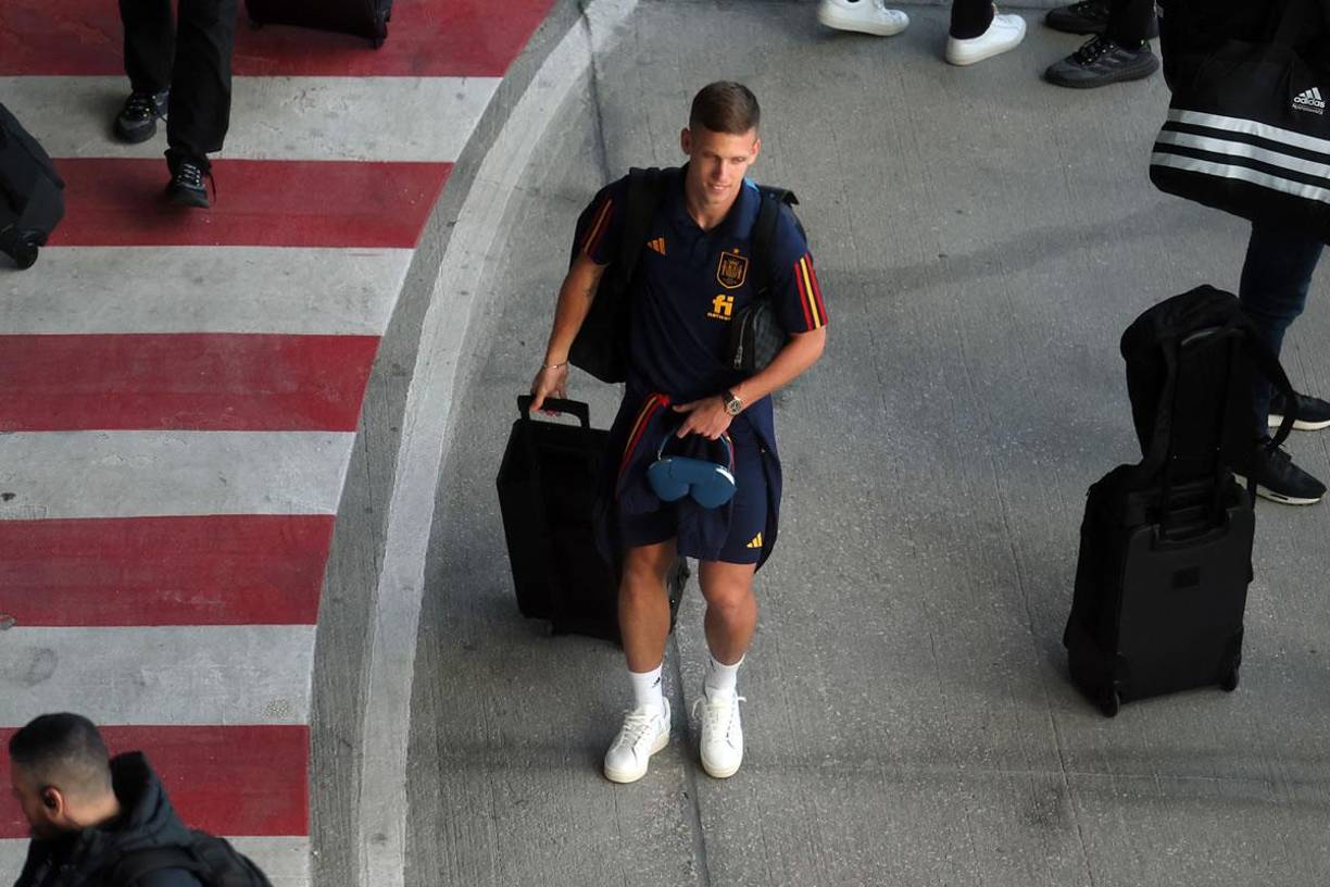 Dani Olmo marchándose de la terminal aérea madrileña.
