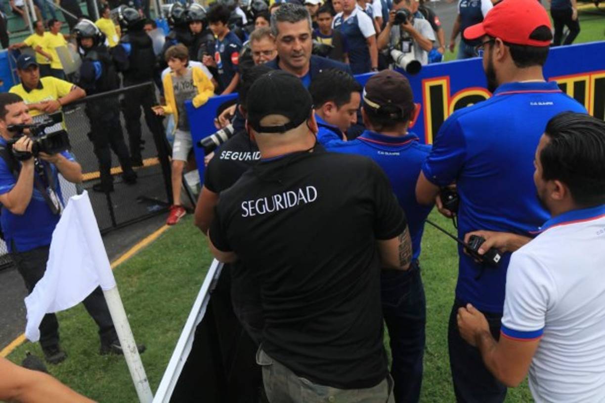 Secuencia de la bronca de Diego Vázquez y Osman Madrid que acabó en golpes.