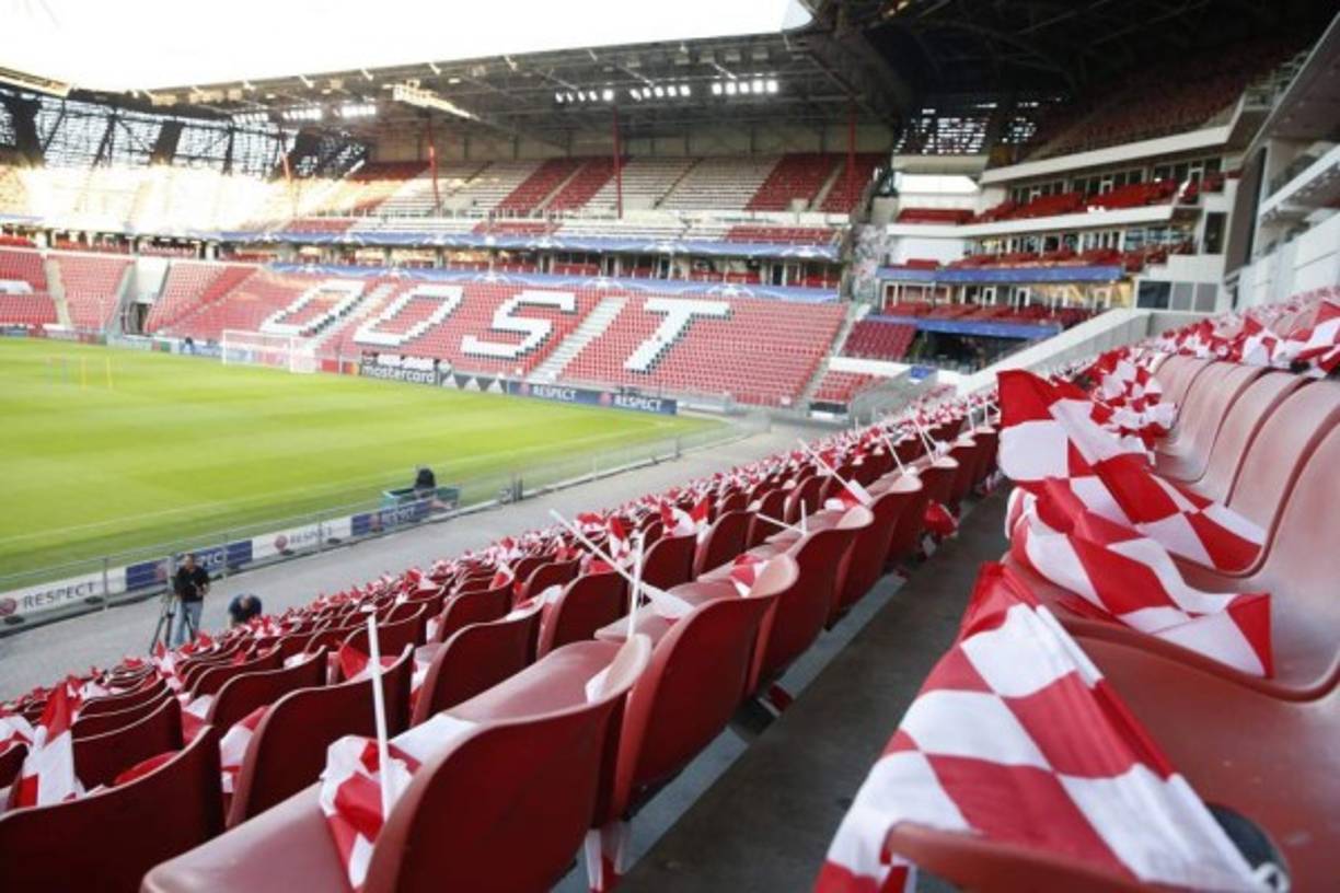ARCHIVO - En esta foto del jueves 20 de febrero de 2020, el argentino NicolÃ¡s Tagliafico, del Ajax, controla un balÃ³n durante un encuentro de la Liga Europa ante el Getafe, en las afueras de Madrid. El club FC Utrecht de la primera divisiÃ³n de Holanda se prepara para presentar una demanda legal contra la decisiÃ³n de la AsociaciÃ³n Real de FÃºtbol de cancelar el resto de la temporada de la liga y otorgar los puestos para la Liga de Campeones sobre la base de la tabla cuando se suspendieron las acciones por el coronavirus. (AP Foto/Bernat Armangue, archivo)