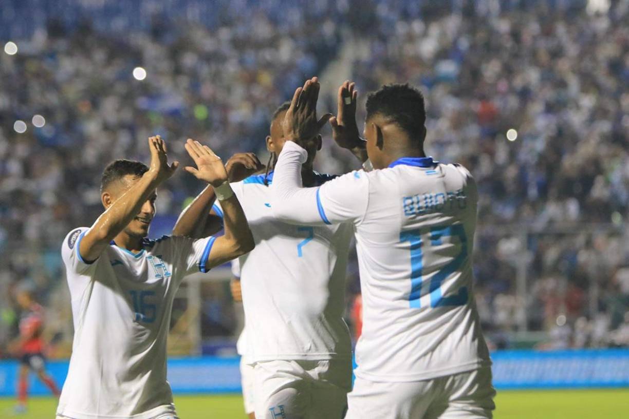 Edwin Rodríguez y Alberth Elis celebrando con Romell Quioto el 3-0 de Honduras.