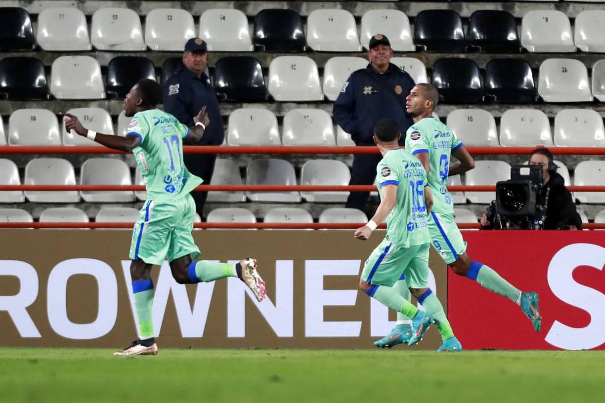 La secuencia de la celebración de Eddie Hernández tras marcar su gol de penal ante Pachuca y que le dio la clasificación al Motagua a cuartos de final de la Concachampions.