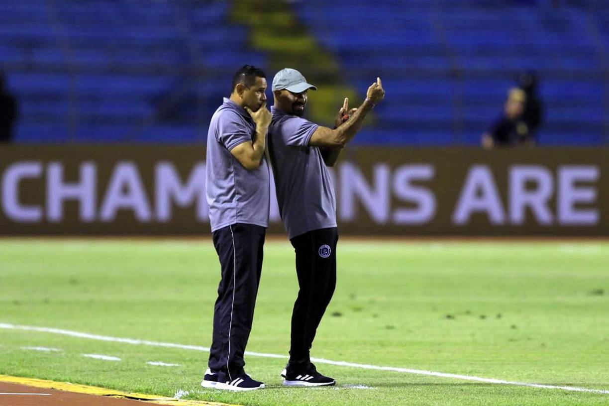 Ninrod Medina y su asistente Jorge ‘Tata’ Lozano charlando durante el partido.