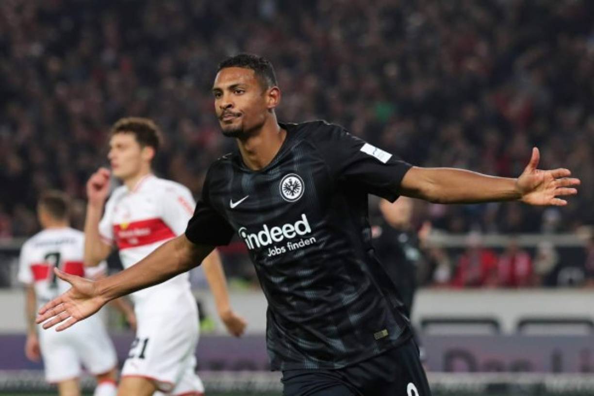 El compañero de ataque de Luka Jovic en el Eintracht de Frankfurt, podría ir a otro gigante europeo. Se trata de Sébastien Haller, que de acuerdo con la ESPN, estaría en la agenda del Manchester United. El atacante francés es un poderoso delantero de 1,90 que domina el juego aéreo y con una gran disparo.