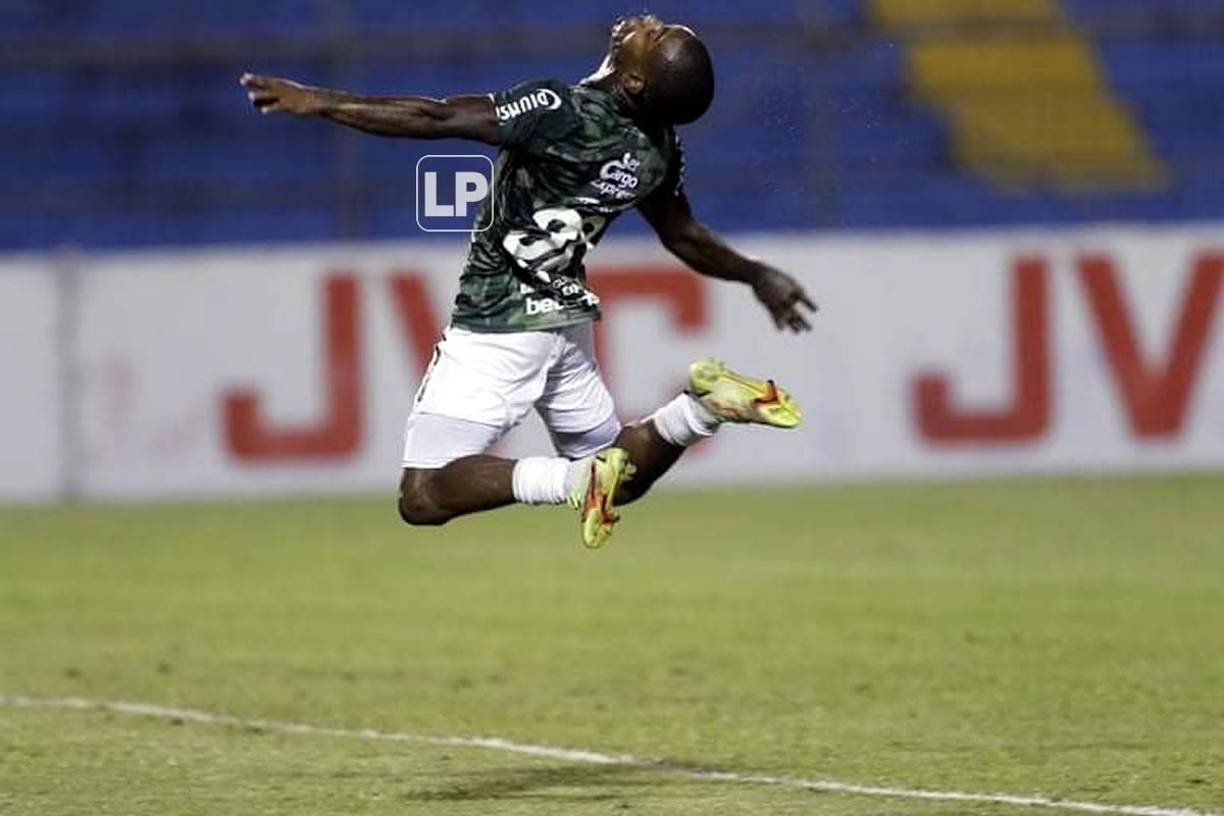 Edwin Solani Solano cayendo al suelo tras una jugada.