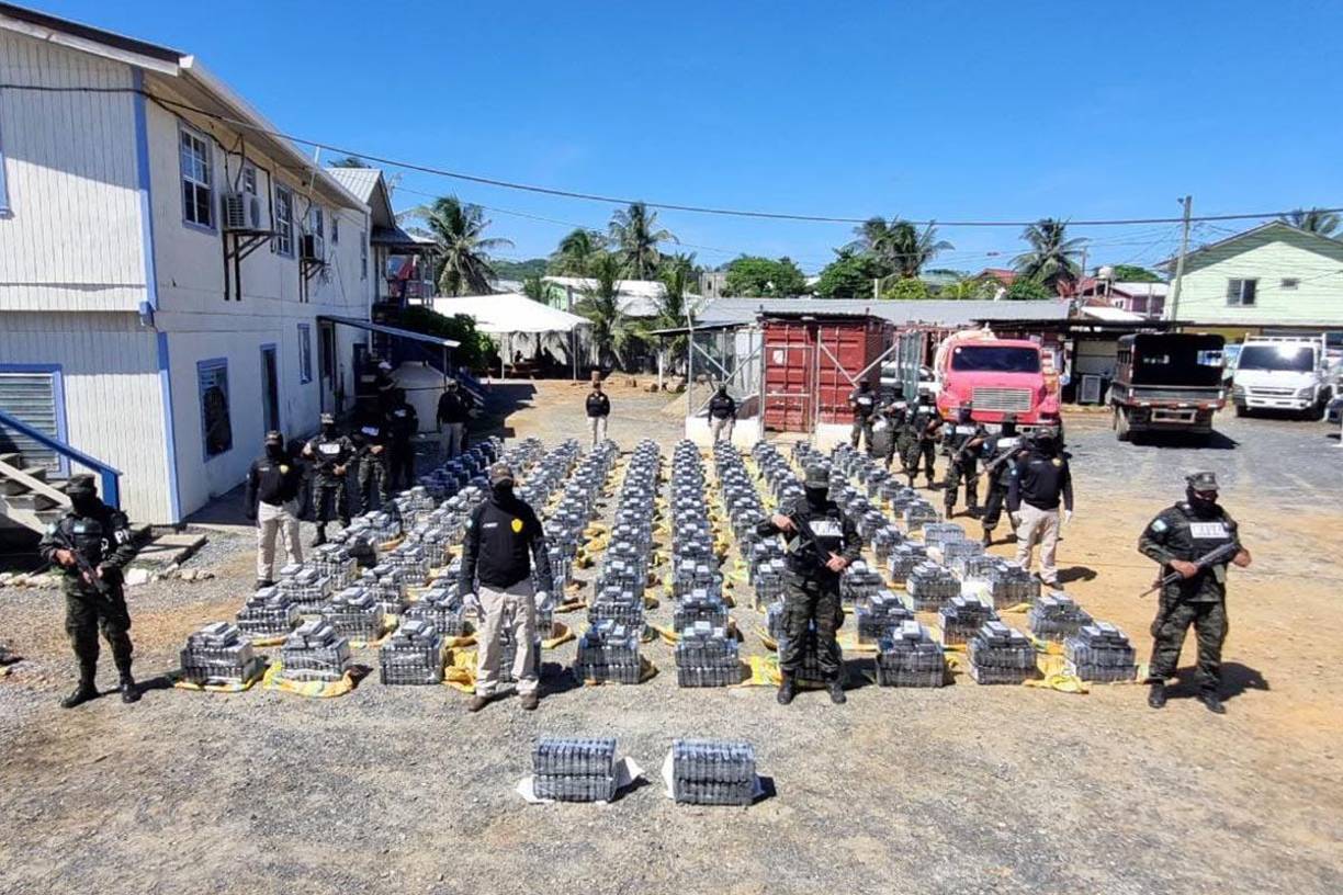 Cuatro personas fueron capturadas este martes con 3,7 toneladas de cocaína en un operativo en el Caribe hondureño, que dejó a dos heridos y un muerto tras el enfrentamiento del grupo criminal con las autoridades, informó una fuente oficial.