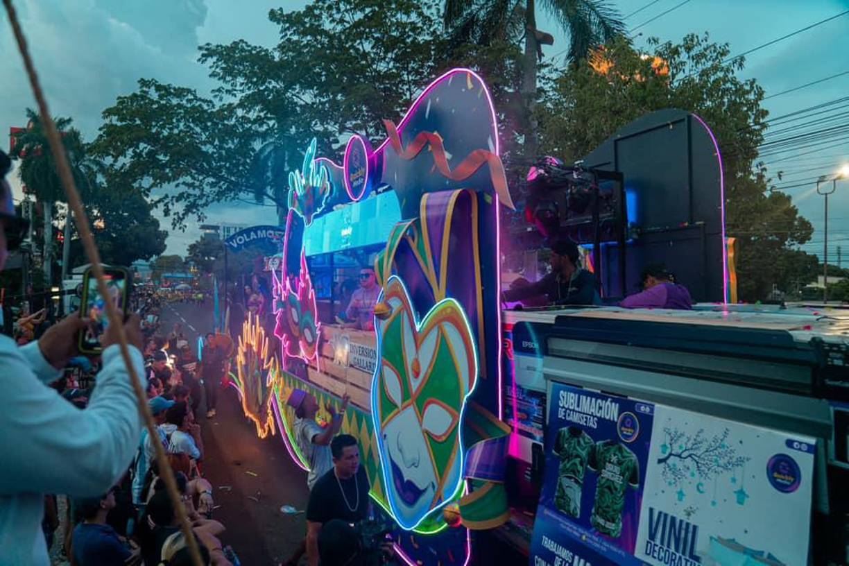 Todo fue alegría y color para la mayoría de presentes, excepto para tres niños pequeños que llegaron acompañados de su abuela. 