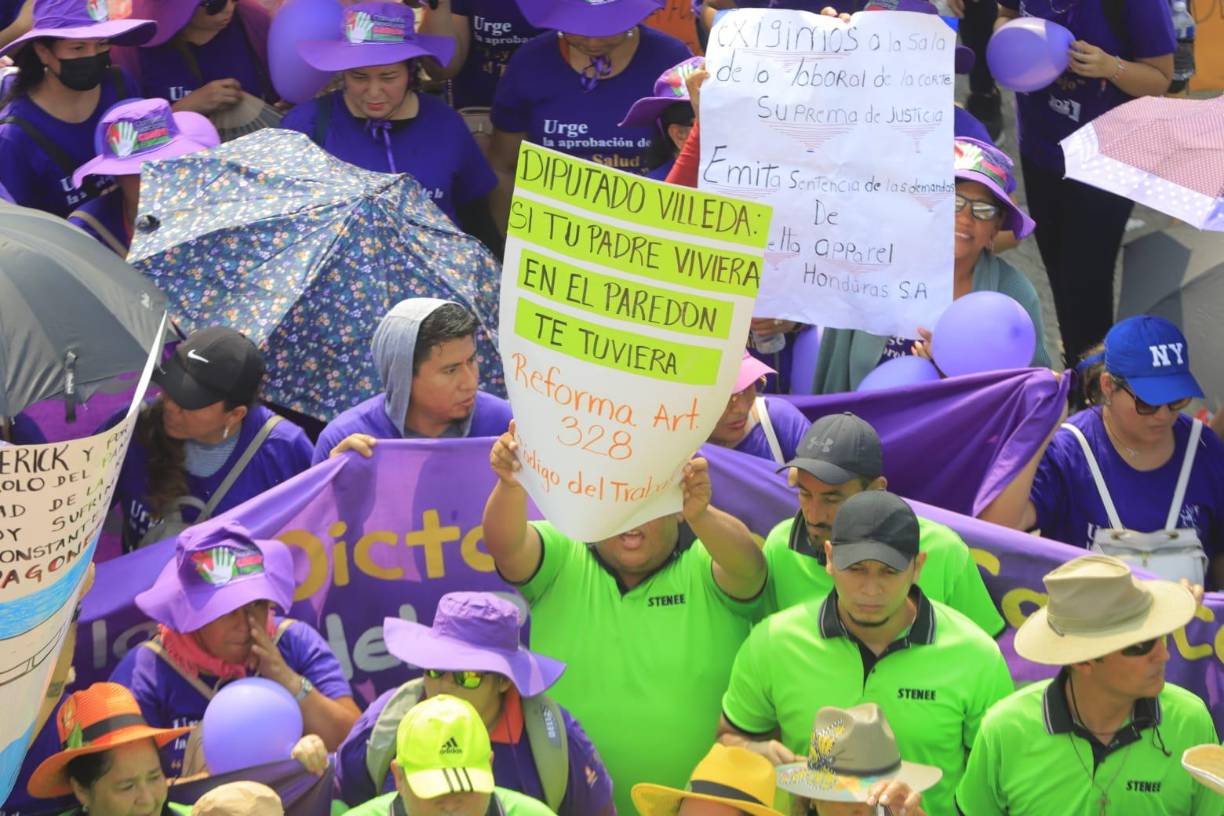 Bases obreras, sindicatos, miembros del Frente Nacional de Resistencia Popular y la fuerza laboral de la maquila, conmemoran el Día del Trabajador.