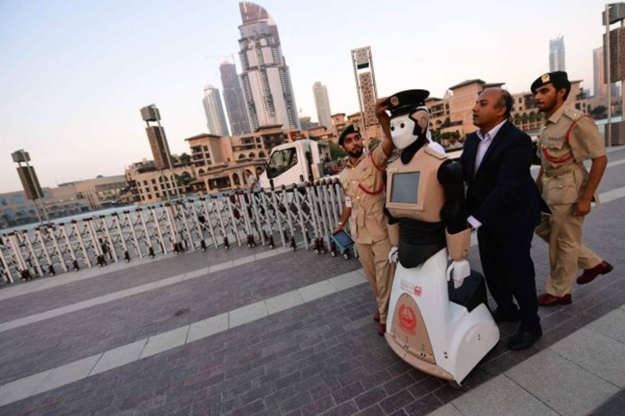 El prototipo fue presentado el miércoles por la noche a los pies del Burj Khalifa, el rascacielos más alto del mundo, con 828 metros, generando una gran expectación a su alrededor. AFP