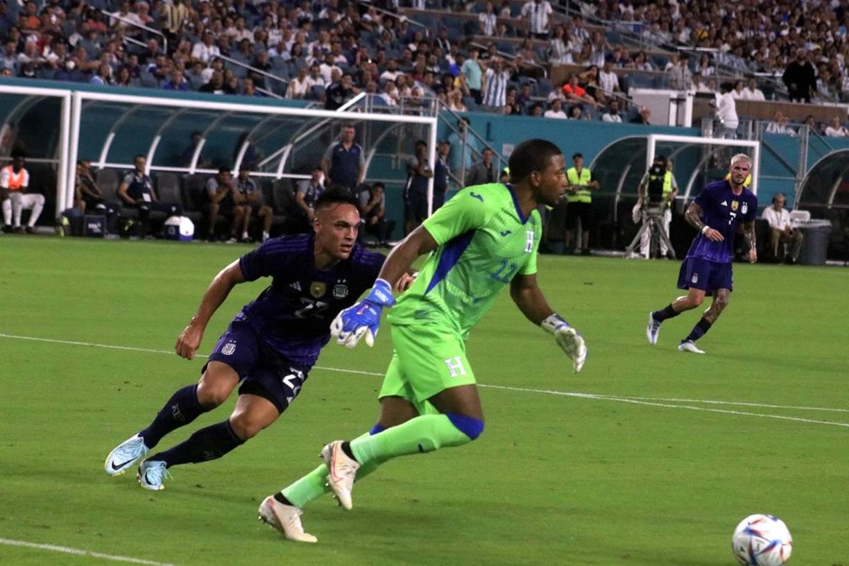 El portero hondureño Luis ‘Buba‘ López sacó a pasear a Lautaro Martínez un momento del primer tiempo.