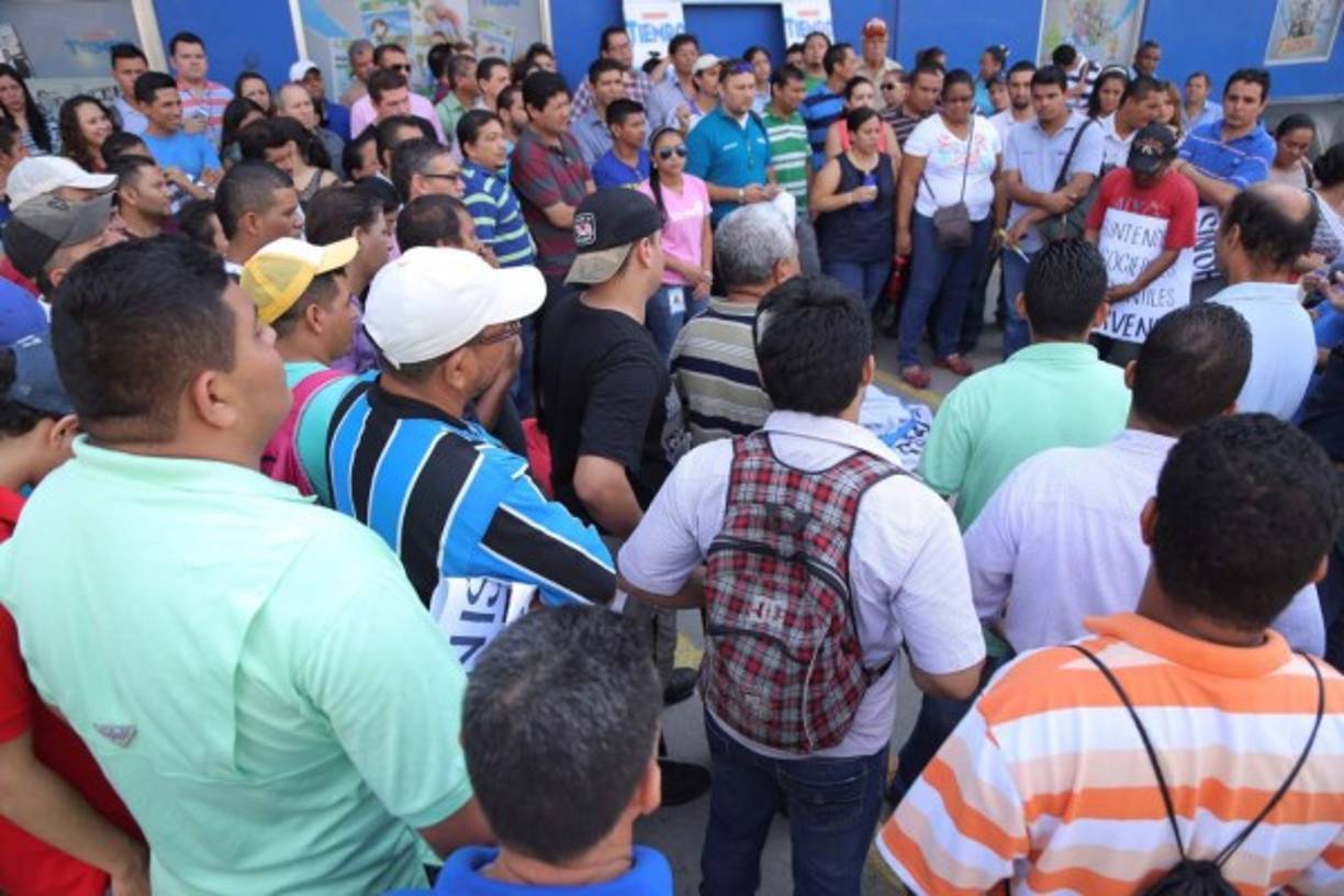 Los empleados de diario Tiempo durante una manifestación frente al medio de comunicación en la primera calle de San Pedro Sula.