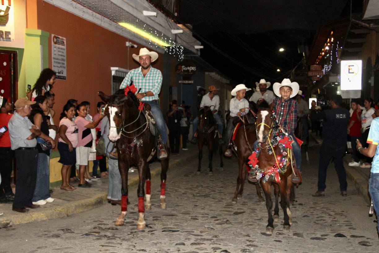 Con un bonito Desfile Hípico Navideño iniciaron las actividades de inauguración del programa “Iluminando Copán 2023”