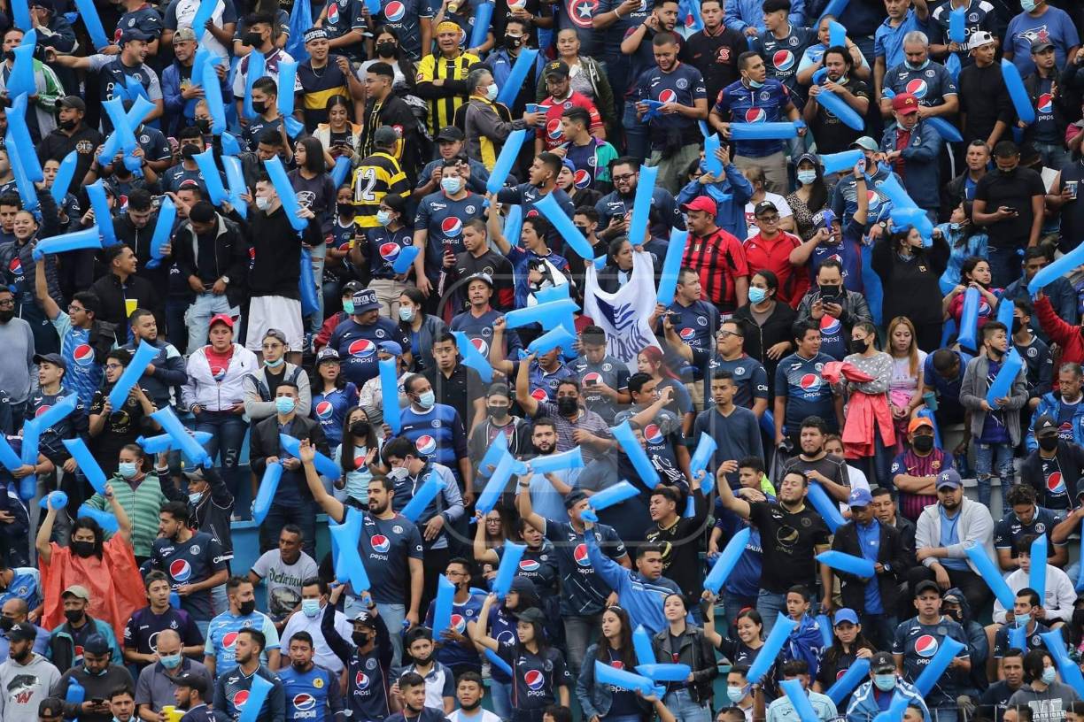 Lindo ambiente se vivió en las graderías.