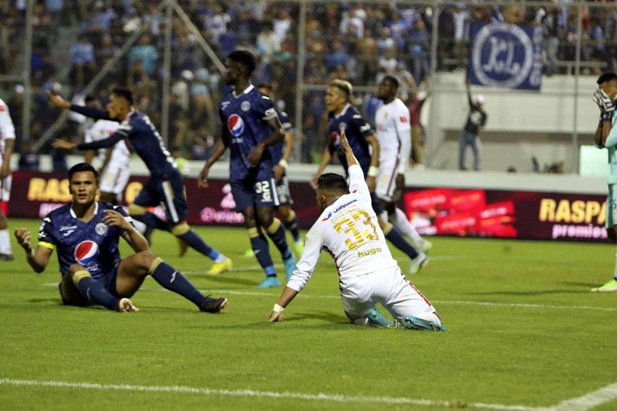 Michaell Chirinos reclamando el penal por la falta de Denil Maldonado.