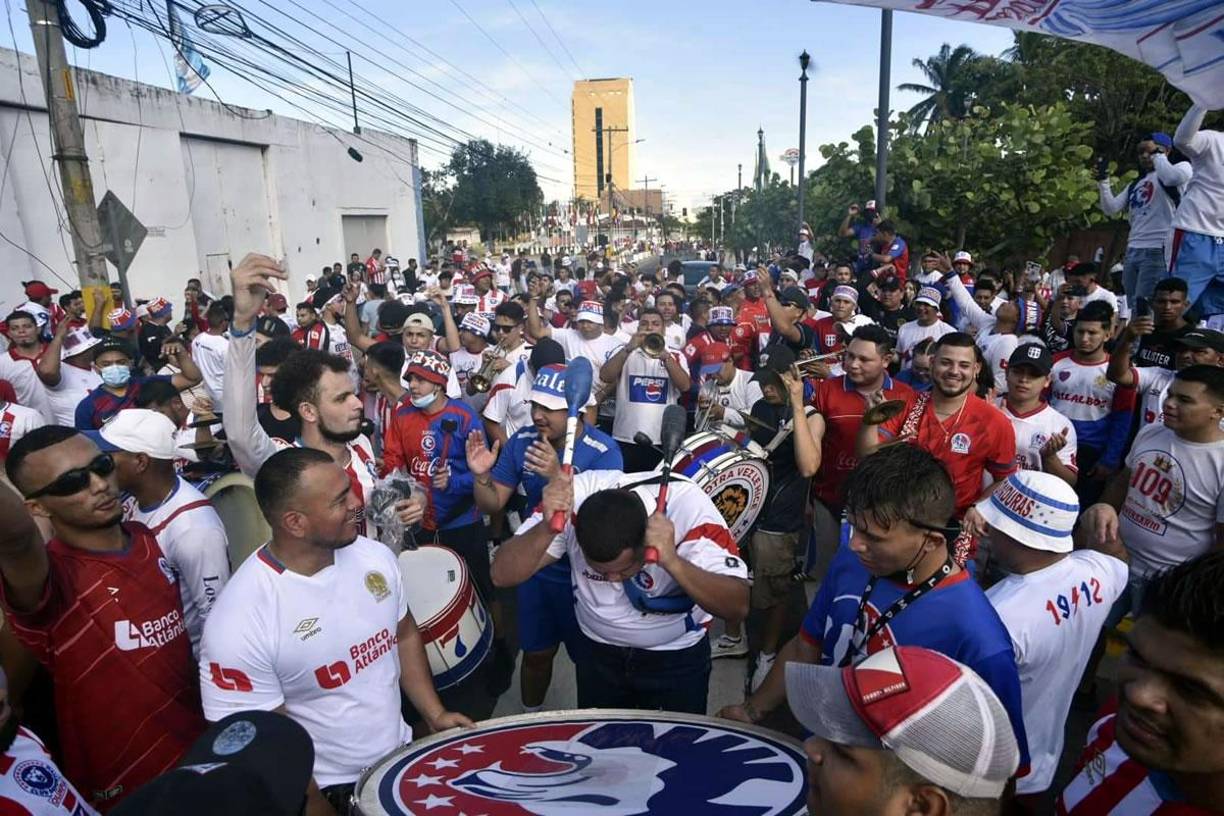 La Ultra Fiel una vez más puso la fiesta en las afueras del estadio Morazán.