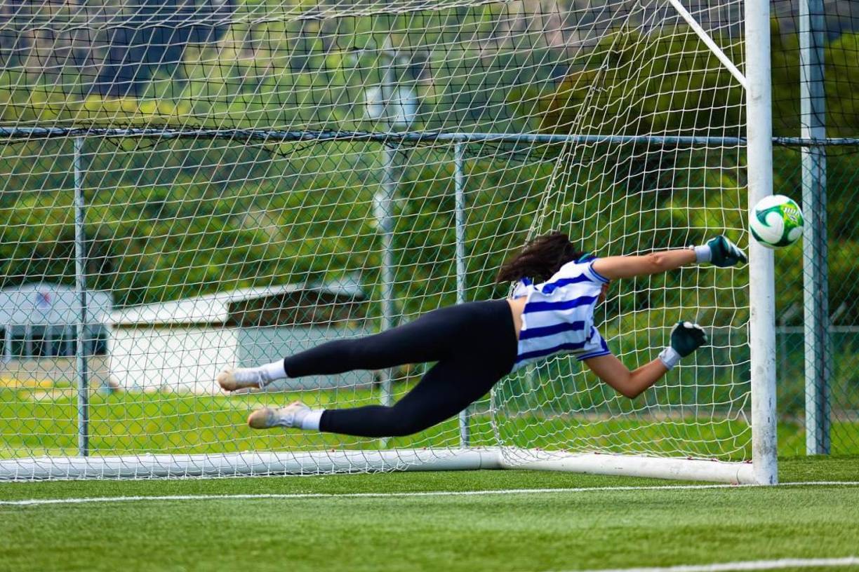 Oriunda de Tegucigalpa, Nieto ha comentado en algunas entrevistas que su pasión por el fútbol nació a temprana edad gracias a que solía presenciar los entrenamientos de su hermano, Joshua Nieto, exjugador de equipos como Motagua y Platense.