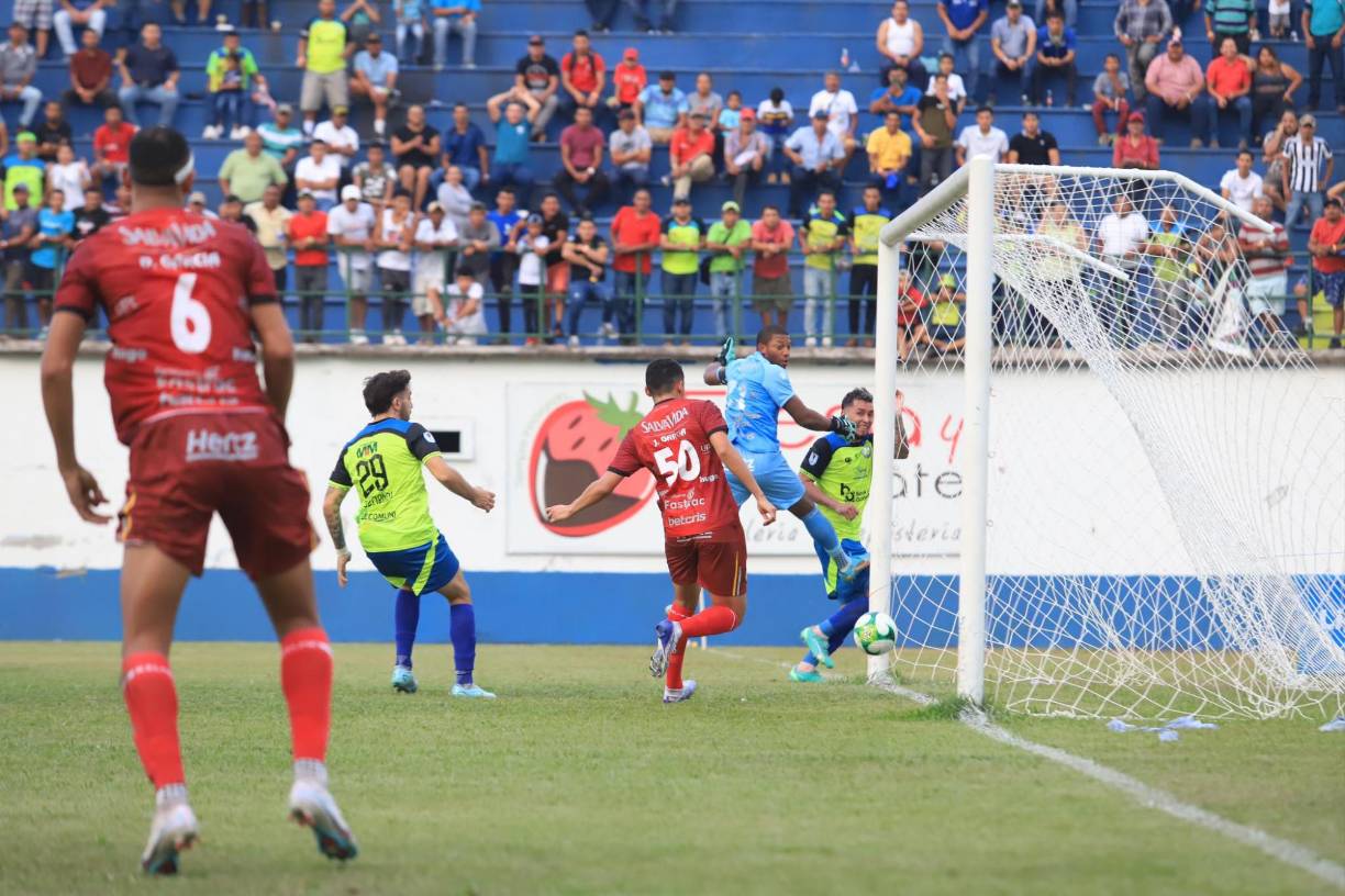 Momento del cabezazo de Erick Andino que se fue al fondo de las redes. Era el definitivo 2-0.