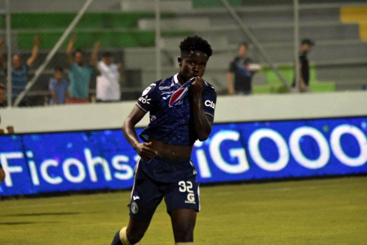 Jonathan Núñez empató el juego 1-1 con un golazo y celebró besando el escudo del Motagua.