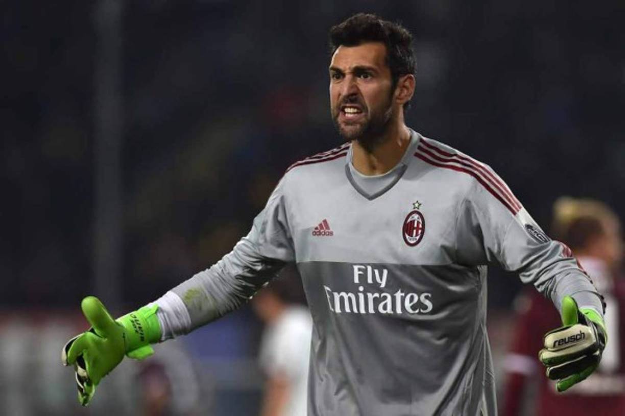 Asmir Begovic está a un paso de dejar el Chelsea y es el ex portero del Real Madrid, Diego López, quien apunta ahora en esa dirección. Según el Daily Mirror, Antonio Conte está loco por traerle.