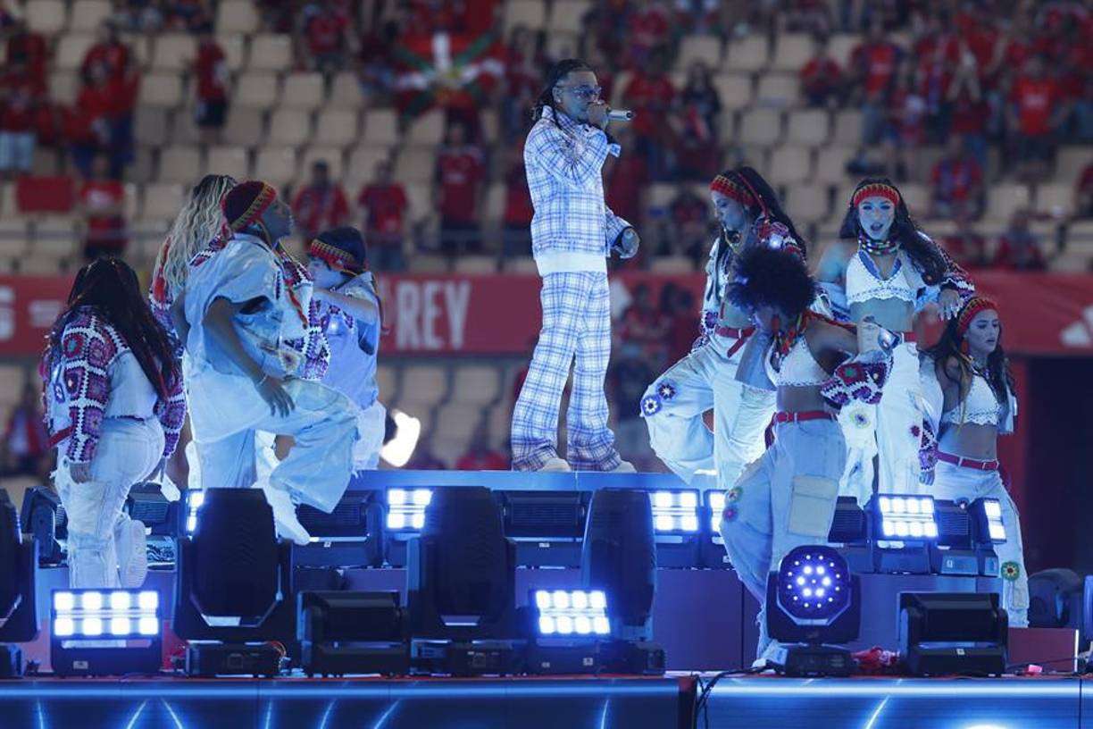 Ozuna durante su actuación antes del inicio de la final del duelo entre Real Madrid y Osasuna en el estadio de La Cartuja de Sevilla. 