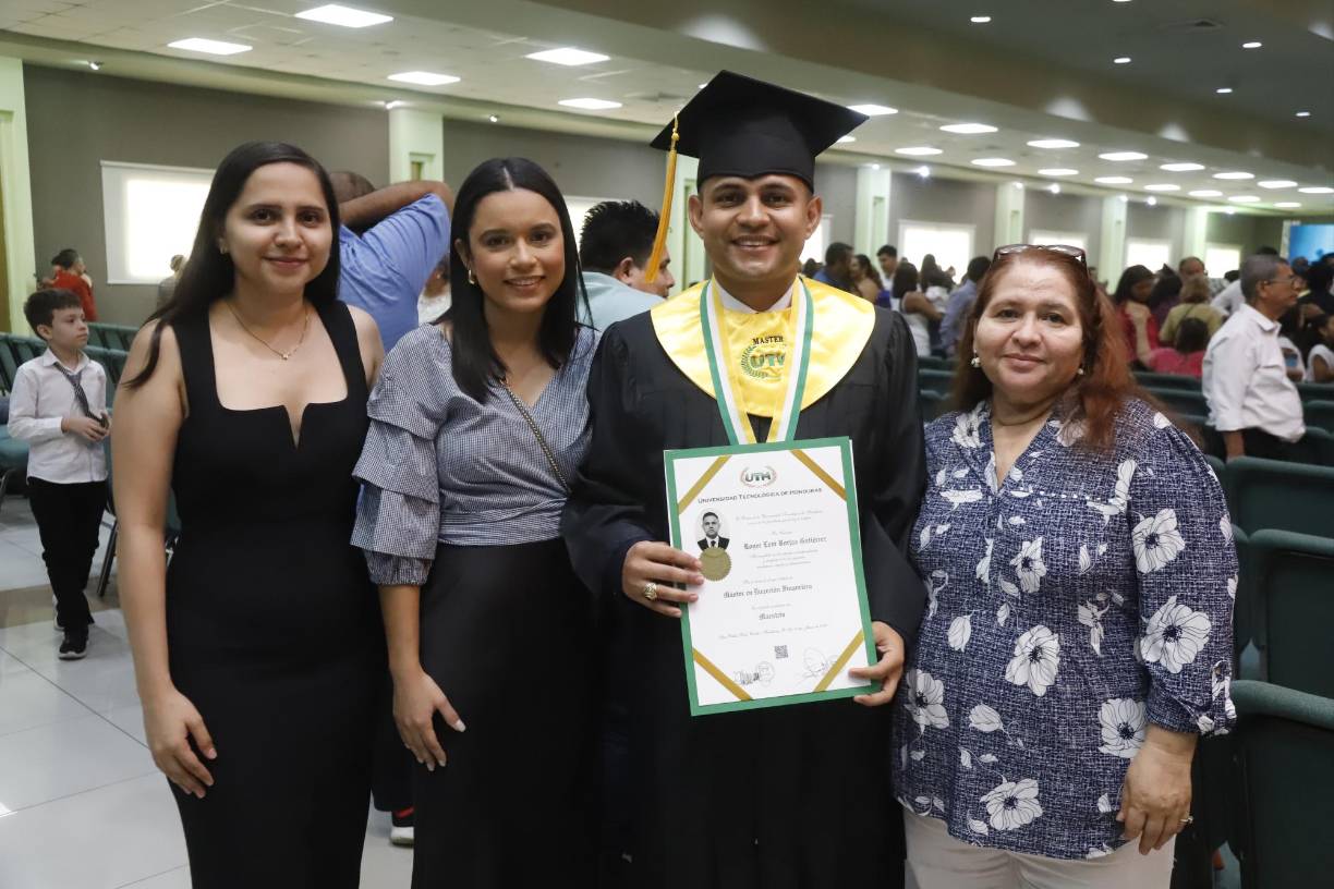 Nelsy Borjas, Cesia Aquino, Roger Borjas y Magda Gutiérrez