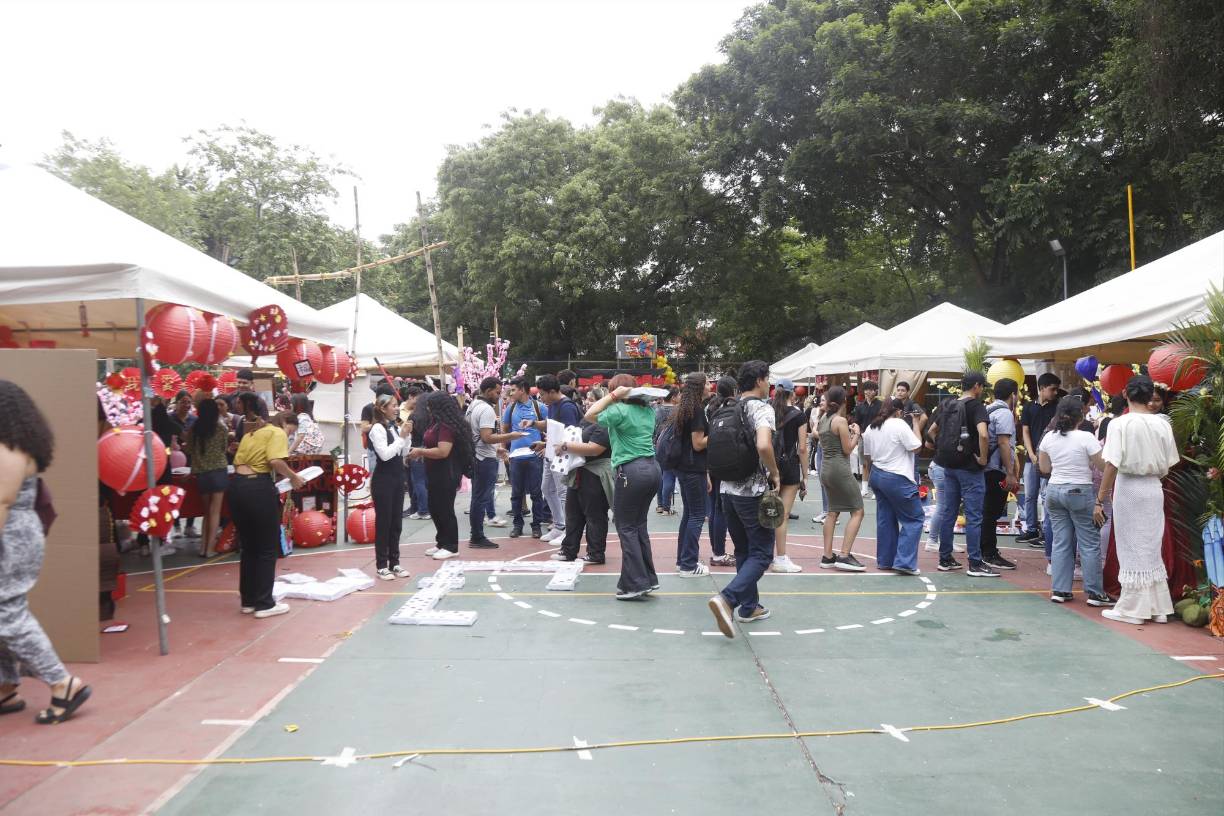 Los jóvenes decoraron diferentes espacios con elementos de los países asiáticos y expusieron sobre las culturas.