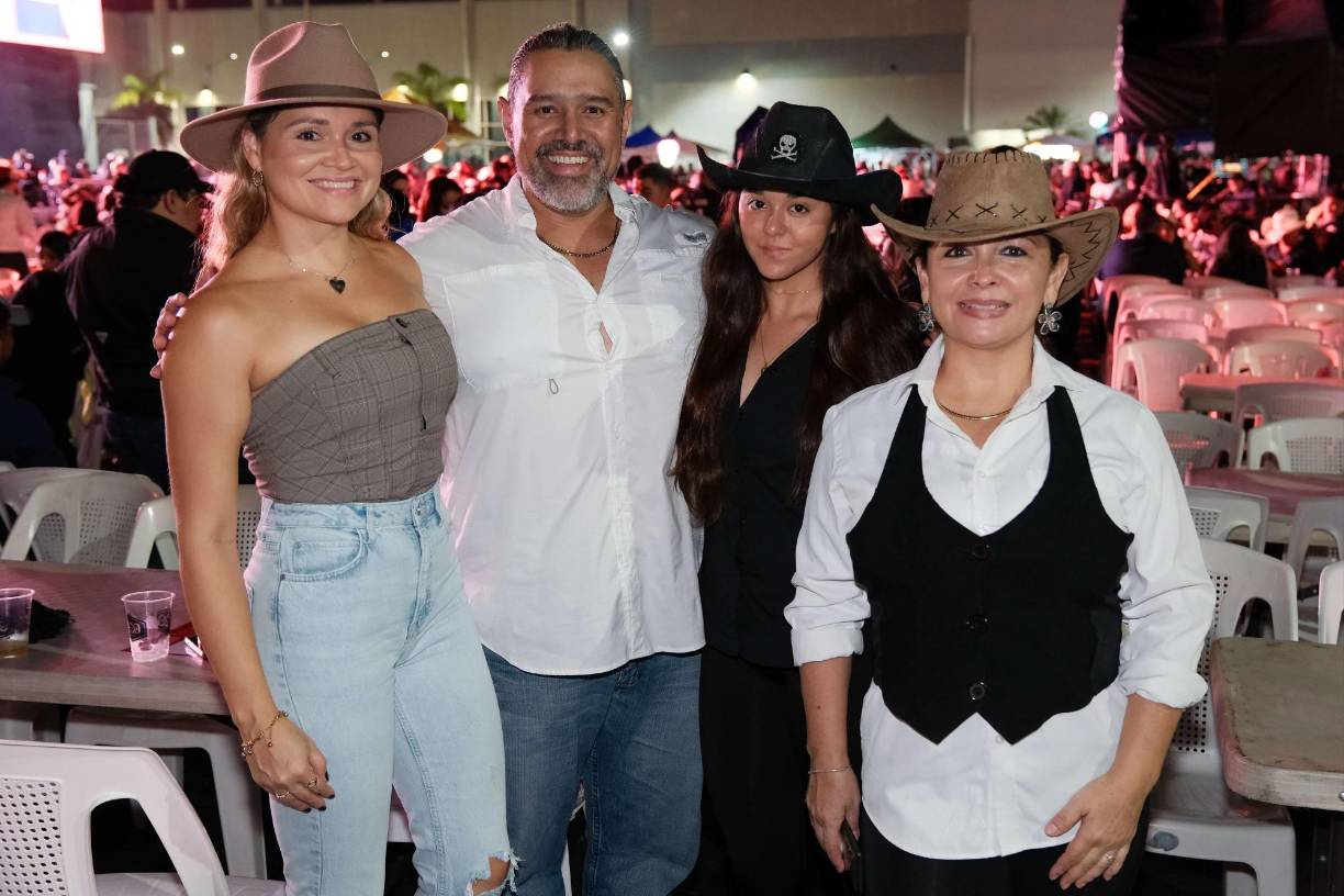 Ceily Paz, Napoleón Duarte, Graciela Duarte y Glenda Arriaga