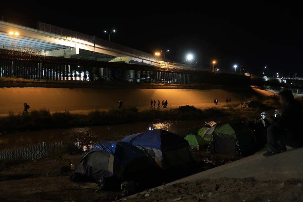 Hay algunas casas de campaña, que en el exterior tienen un cartón, en donde escribieron “ocupado”. Algunos de los indocumentados salen de su refugio y ponen esto a manera de que no se instale alguien más en el lugar.