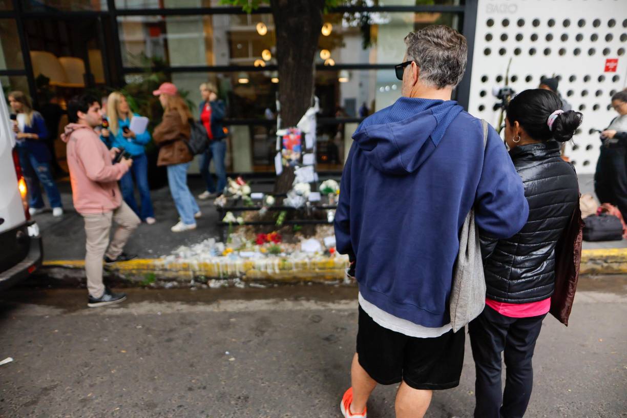 La fiscalía agregó que se recogieron en la habitación del compositor y guitarrista una serie de sustancias que acreditarían “una situación previa de consumo de alcohol y estupefacientes”. La fiscalía presume además que, por la posición en la que quedó el cuerpo y las lesiones de la caída, Payne “no adoptó una postura reflejo para protegerse y que pudo haberse precipitado en un estado de semi o total inconsciencia”.