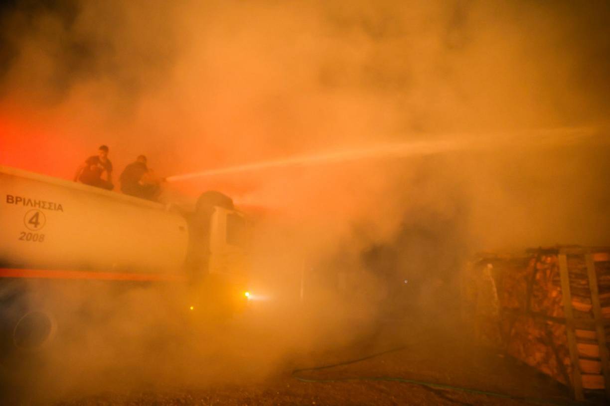 Más al norte, bomberos y voluntarios ayudados por vehículos cisterna de los municipios afectados siguieron luchando contra varios frentes cerca de las localidades de Diónisos, Maratón, y Varnava.