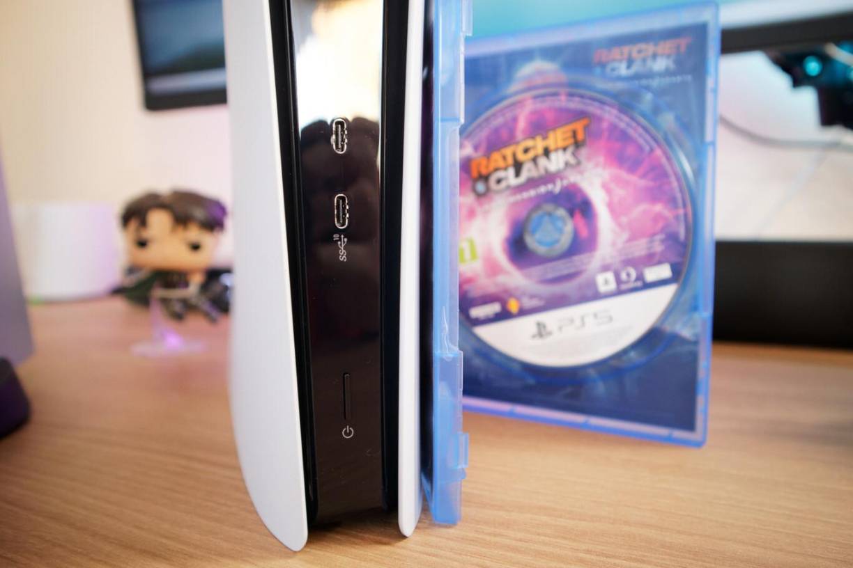 Los especialistas de Xataka explican que el principal problema de esta decisión es que los usuarios de PS4 que quieran dar el salto de PS4 al modelo Pro no podrán jugar a sus juegos en físico. De la misma forma, aquellos usuarios de PS5 que quieran no mejores gráficos, sino más fluidez, tampoco podrán aprovechar sus discos. 