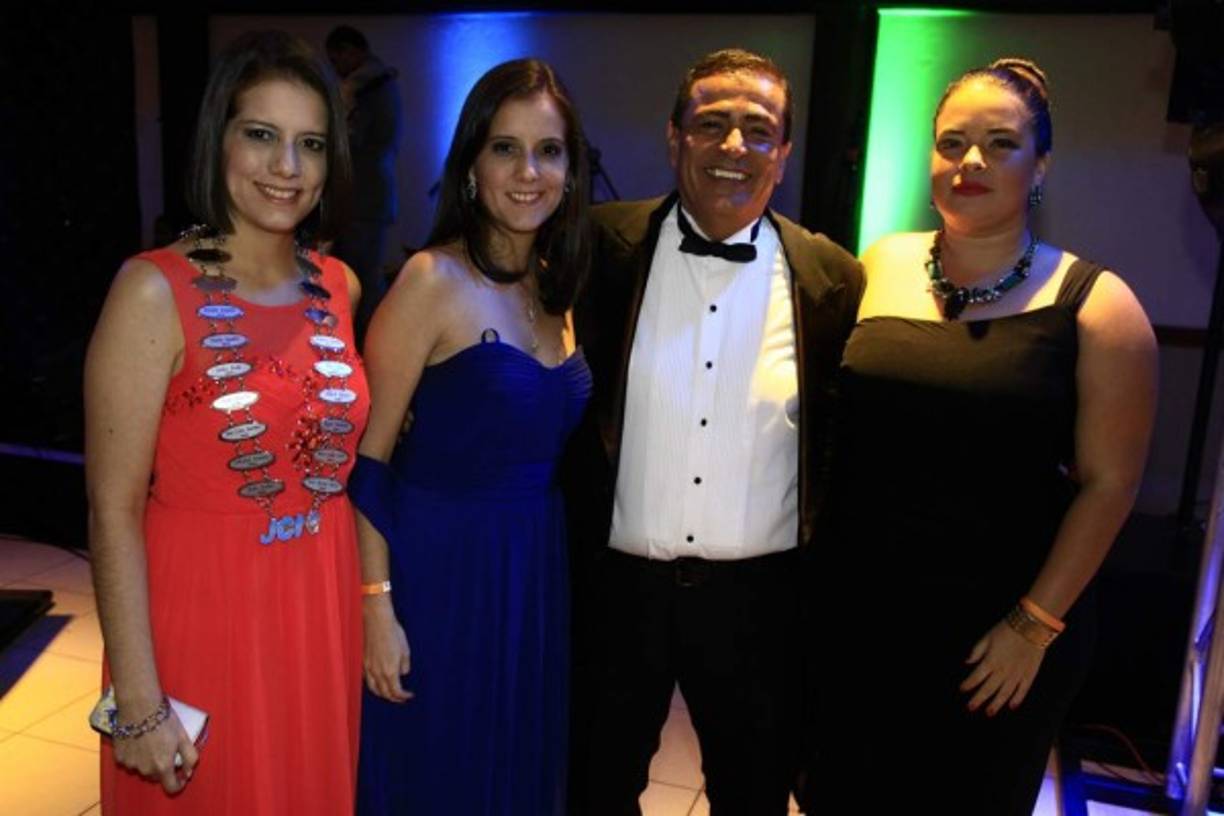 Jennifer y Jessica Argüello con Alfonso Godoy y Daphne Naranjo..