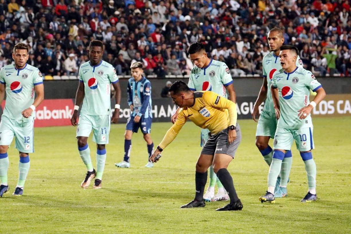 El árbitro salvadoreño Iván Barton indicando el penal a favor del Motagua.